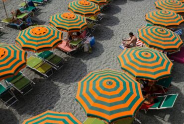 strand met parasols en ligbedden om op te zonnen